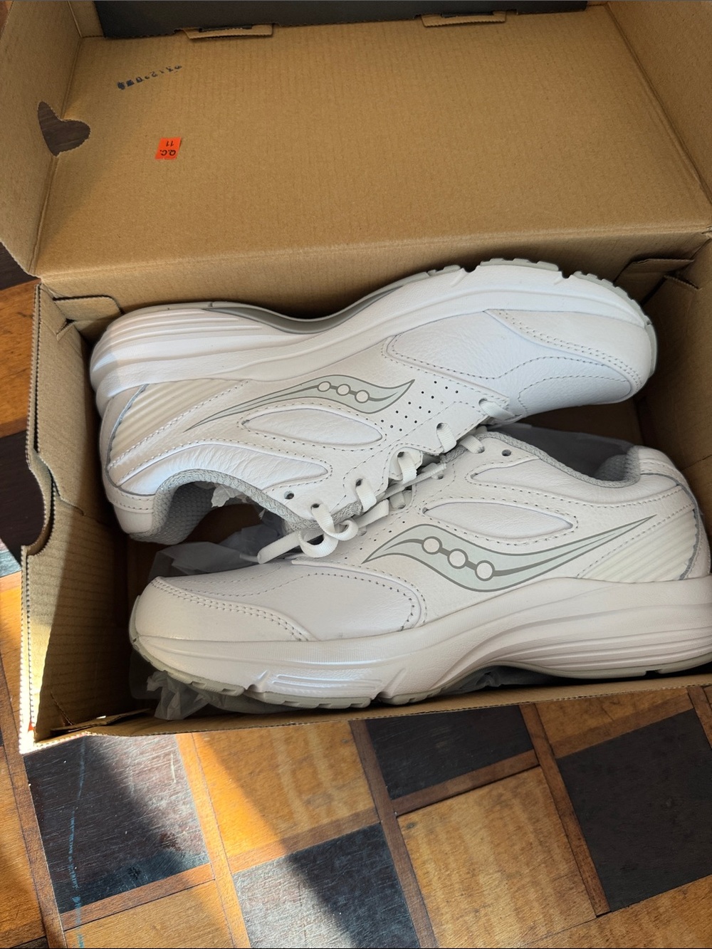Title: Saucony Integrity Walker 3 Women’s White Walking Shoes 7.5